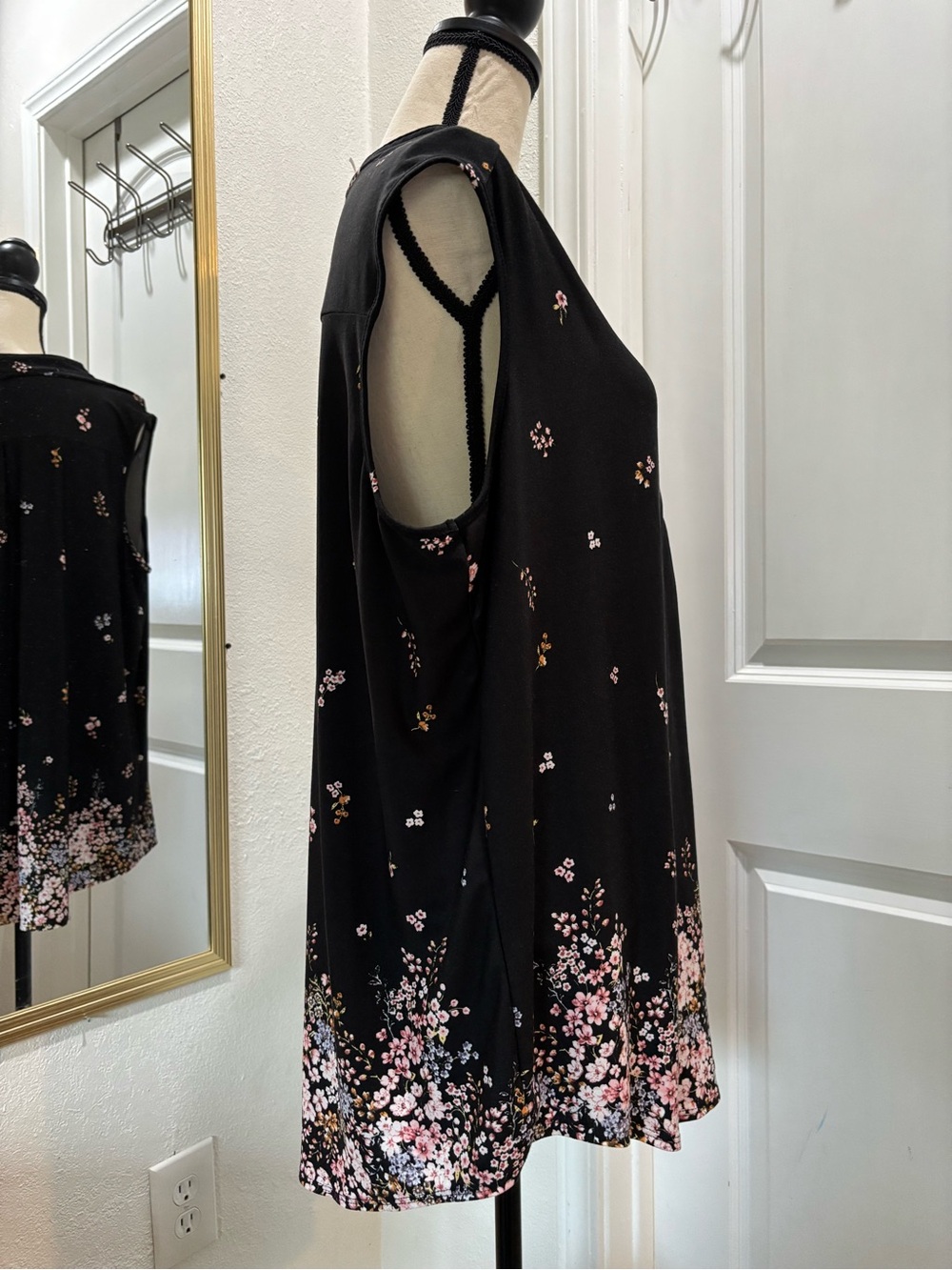 Perseption Black Sleeveless Floral-Hem Split V Tunic - Picture 4 of 12